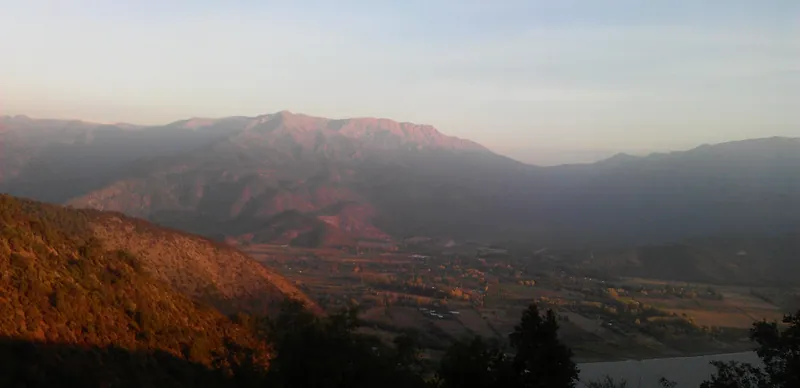 Altos de Cantillana y el valle de Aculeo al atardecer, en la comuna de Paine