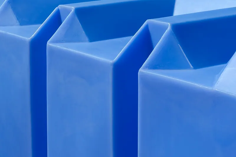 Estanques de agua de polietileno azul, vistos de cerca