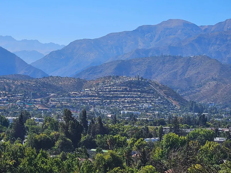 Casas en las laderas del cerro Dieciocho, en Lo Barnechea, con la cordillera de los Andes detrás