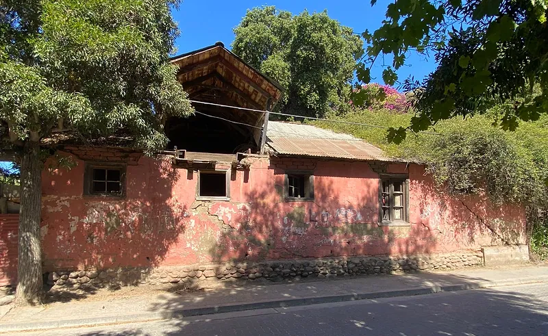 Casona antigua de adobe con muros rojos, de la hacienda de Pomaire, en la comuna de Melipilla