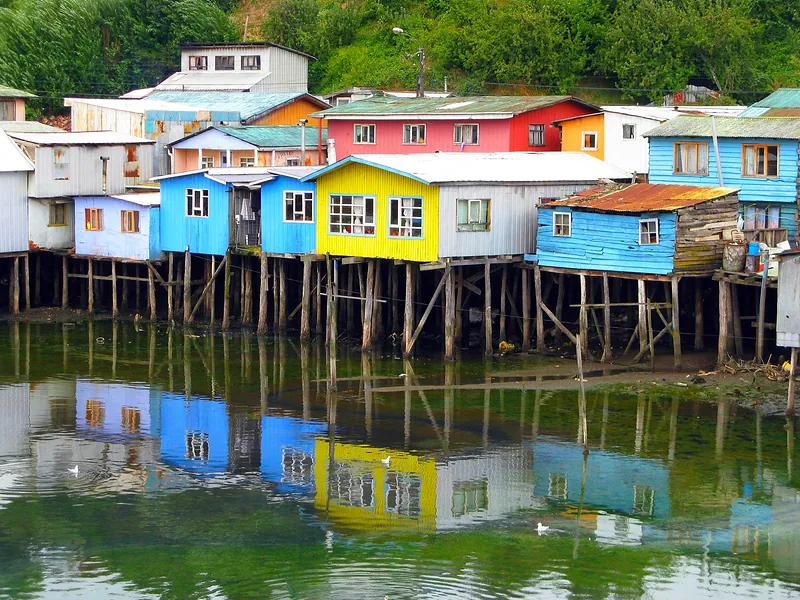 Palafitos de colores en Castro, Chiloé, reflejados en el agua