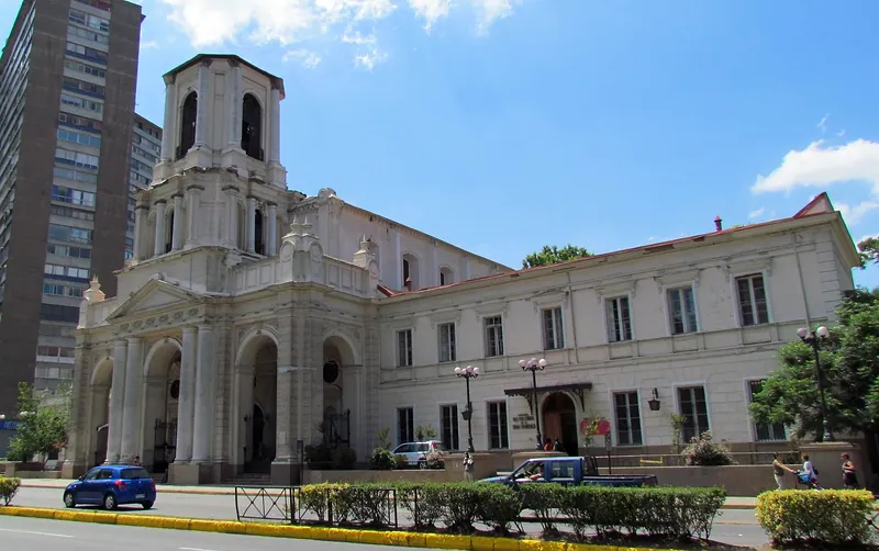 Iglesia de la Divina Providencia, de fachada blanca y torre, en la avenida Providencia