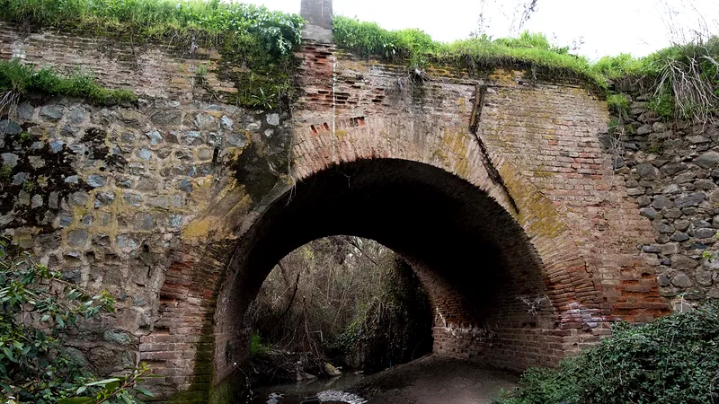 Puente colonial de ladrillo y piedra sobre el canal San Carlos, en Puente Alto
