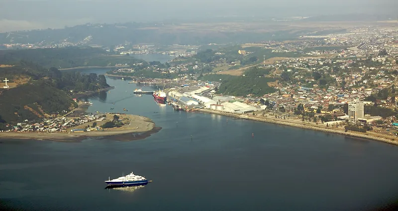 Vista aérea de Puerto Montt, su puerto y la bahía