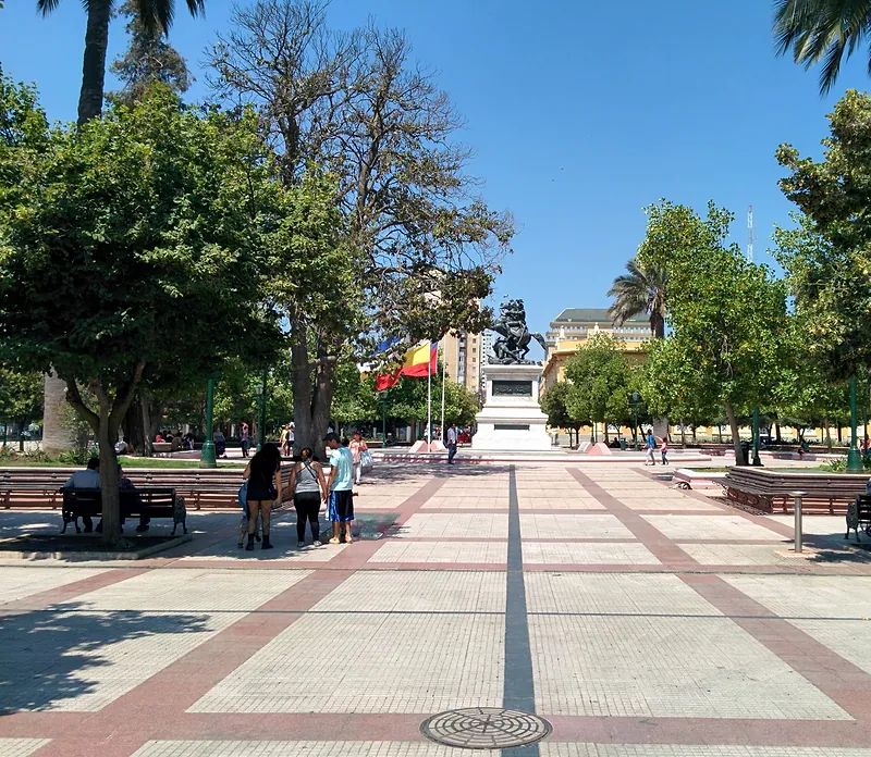 Plaza de los Héroes de Rancagua, con la estatua ecuestre de O’Higgins al fondo