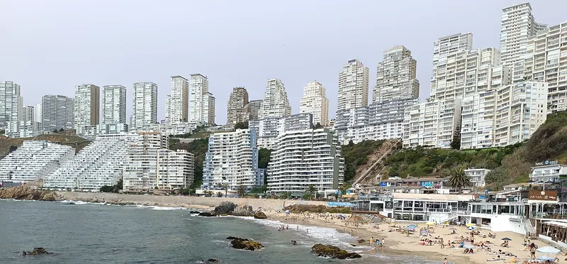 Playa Cochoa, en Reñaca (Viña del Mar), con los edificios en la ladera del cerro