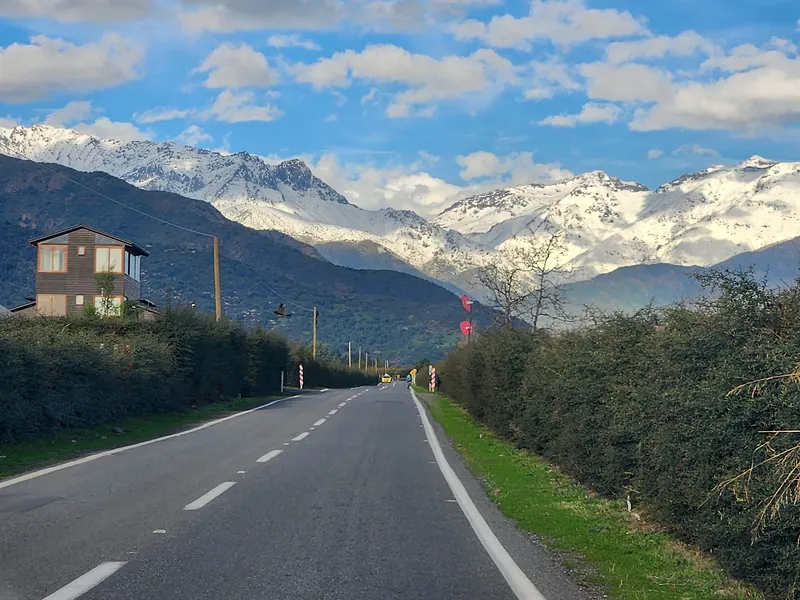 Camino rural en Rengo con la cordillera de los Andes nevada al fondo