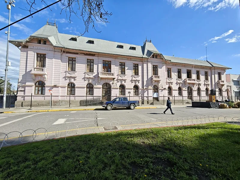 Edificio patrimonial de la antigua Intendencia de Colchagua, de fachada rosada, en el centro de San Fernando