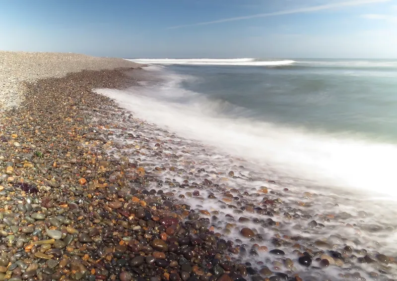 Playa de piedras de Bucalemito, en la costa de Santo Domingo, con el oleaje difuminado
