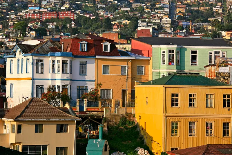 Casas antiguas de dos y tres pisos en los cerros de Valparaíso
