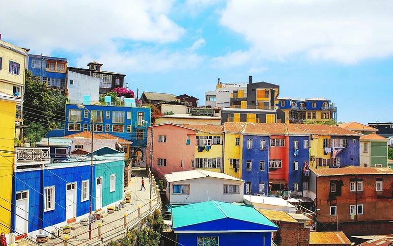 Casas de colores en un cerro de Valparaíso