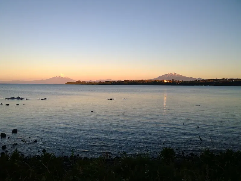 Volcanes Osorno y Calbuco al atardecer sobre el lago Llanquihue